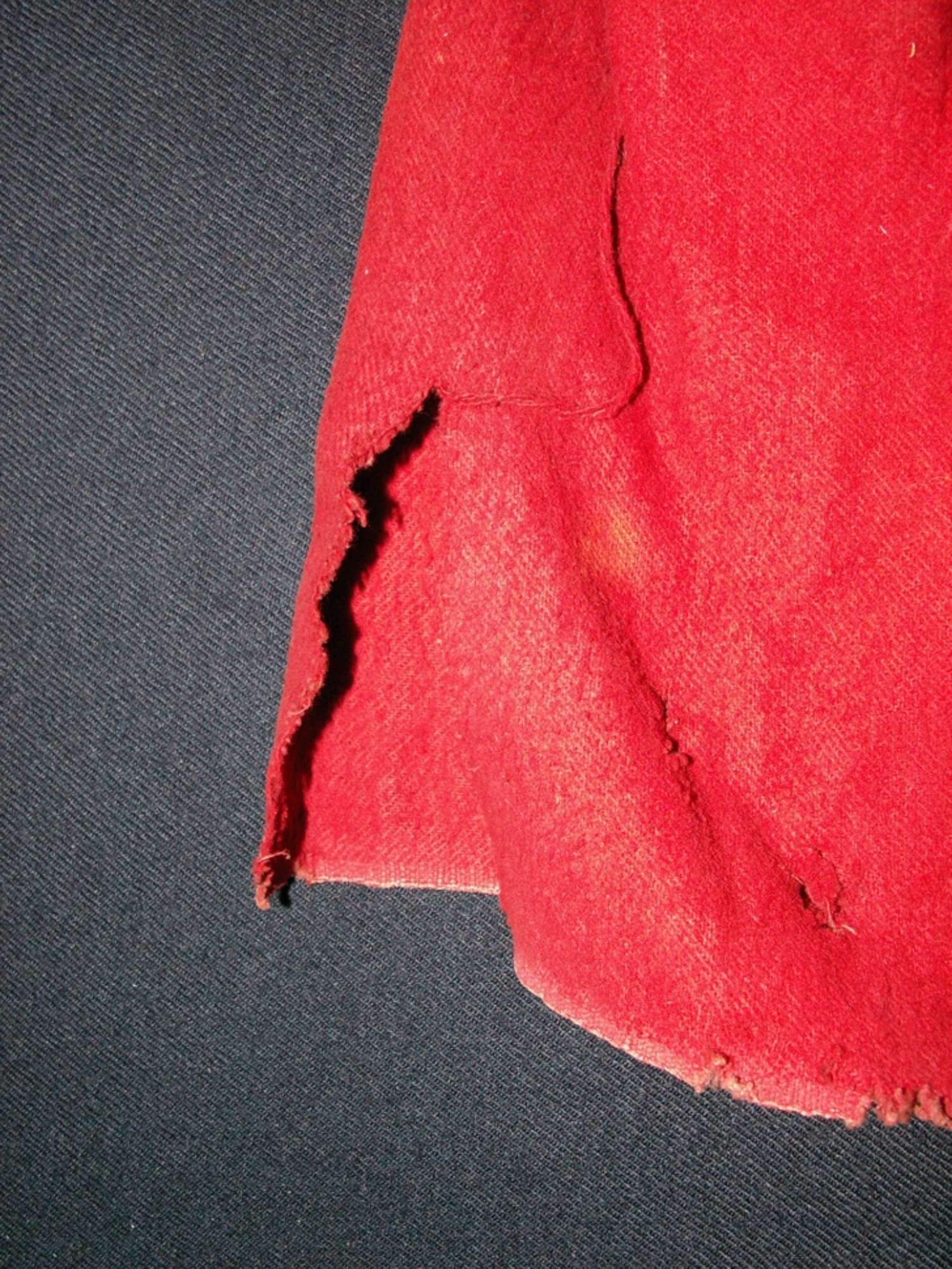 Particolare della lacuna sull'abito